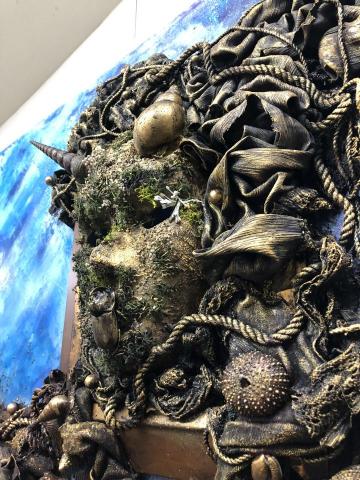 張家維 - 複合媒材：將材料黏貼在畫布上並在上面做一些質感和肌理運用特殊膠水讓舊布或蕾絲硬化是一件很有趣的應用