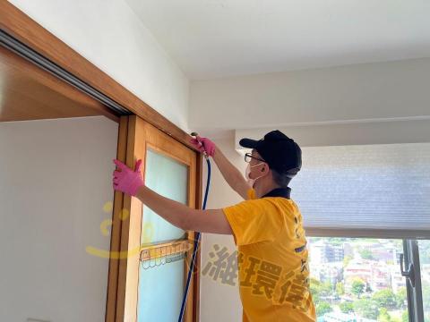 久濰環衛有限公司 - 住宅白蟻防治-門框鑽孔灌藥