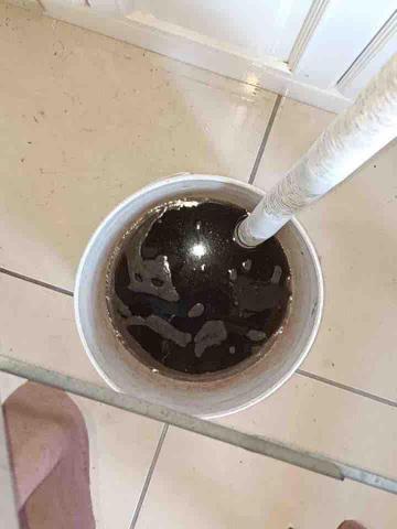 上懿森林浴冷氣企業社(清洗冷氣)(維修冷氣)(灌冷媒) - 分離式冷氣室內機清洗出來的污水 上懿森林浴冷氣企業社(清洗冷氣)(維修冷氣)(灌冷媒) - 分離式冷氣室內機清洗出來的污水