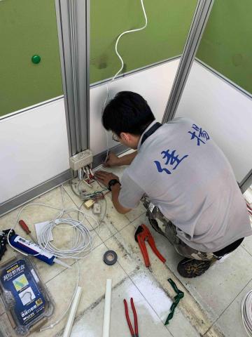 佳揚水電工程行 - 客戶國泰人壽：整理線路，配插座