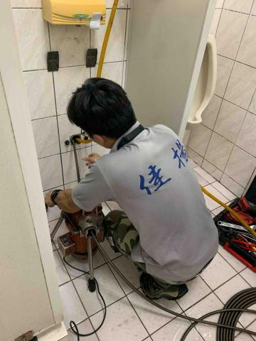 佳揚水電工程行 - 客戶科技公司：拆裝疏通小便斗堵塞