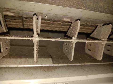 上懿森林浴冷氣企業社(清洗冷氣)(維修冷氣)(灌冷媒) - 分離式冷氣出風口清洗前 上懿森林浴冷氣企業社(清洗冷氣)(維修冷氣)(灌冷媒) - 分離式冷氣出風口清洗前