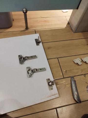 周昆興 - 櫃門鉸鏈修繕工程（施工中）