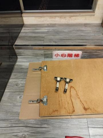周昆興 - 玻璃鏡面櫃門修繕工程（施工中）