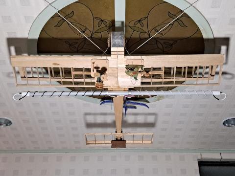 Handyman123_水電修繕工 - 這是飛機造型燈, 機翼寬約140cm, 搭配LED燈管, 是小男孩的最愛