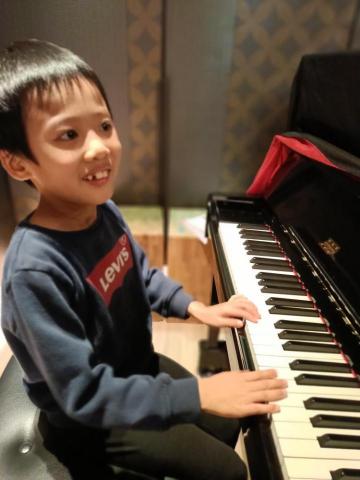 悠揚鋼琴工作室 - 學生開心彈琴