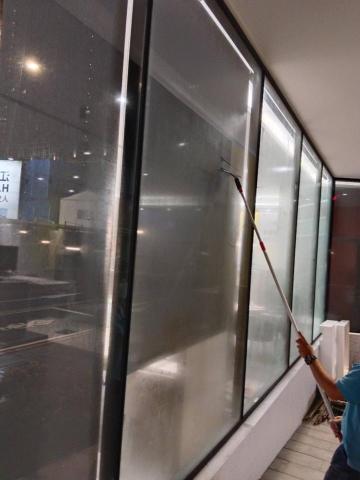 藍泳清潔管理 - 玻璃刮拭