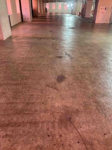 喨騰有限公司 - 中和案場自平泥底漆乾燥後施作自平泥。
看起來油亮油亮的才是接著的重點。