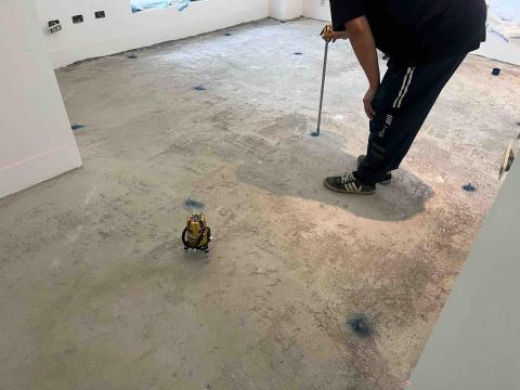 喨騰有限公司 - 台中市豪宅地面整平前，地面測量高度。