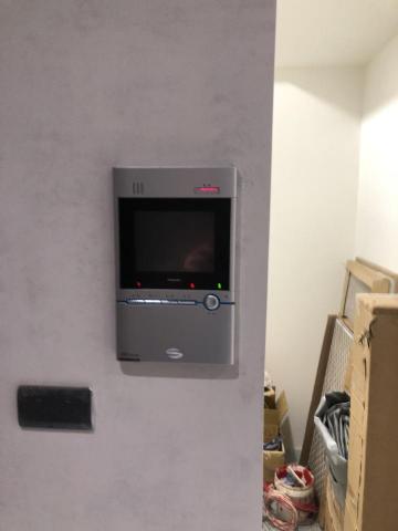 晨謙科技 - 無法正常和大門門口機正常通話，檢修發現室內機故障，業主選擇購買全新室內機，保固一年