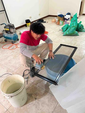 天豐油漆藝術塗料 - 門窗改色研磨前置作業