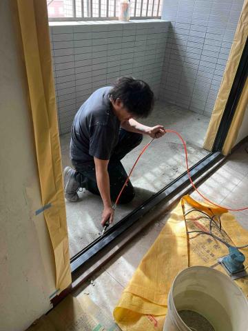 天豐油漆藝術塗料 - 門窗改色研磨縫隙去除髒污