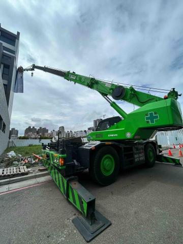 紘裕起重工程有限公司 - 帆布吊掛作業