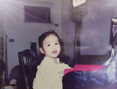 雙語音樂教學/鋼琴小提琴中提琴𝄞夏琳導師 - 夏琳老師兩歲開始學習鋼琴，母親是我的啟蒙老師