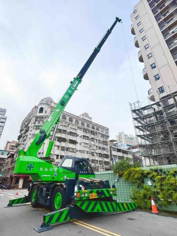 紘裕起重工程有限公司 - 鷹架拆除作業