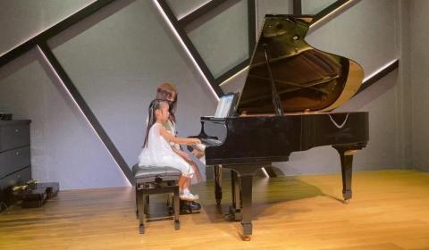 雙語音樂教學/鋼琴小提琴中提琴𝄞夏琳導師 - 音樂會與學生四手聯彈