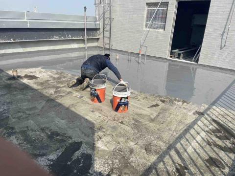 李悊暐 - 新建案工廠頂樓施作油性PU