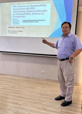 許端益 - 在博士班學術簡報上報告留影