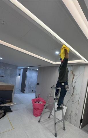 小陳顧家裝潢細清 - 頂上間接部分會先用吸塵器吸一下厚的木屑或粉塵在用濕抹布擦拭