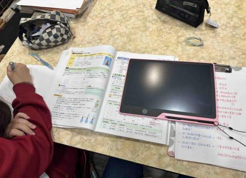 Elaine曾老師 - 國二理化
課堂直接教導記誦方式以及應用
現在已經不會害怕比熱的單元了