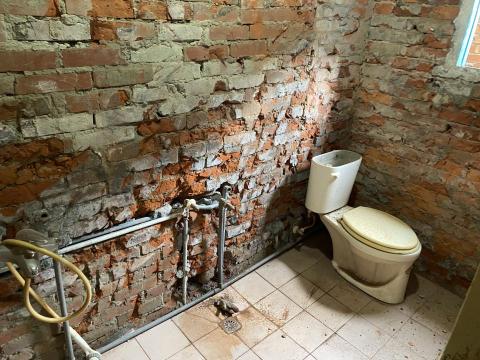 佳毅工程專業打石 - 浴室牆面打除