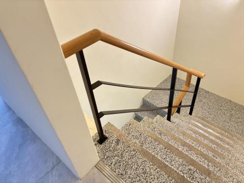 盛原金屬有限公司 - 彰南路
黑鐵扁鐵+桂蘭木扶手