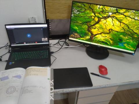 葉品辰 - 遠距教學的裝置。
有手寫板，能即時操作與動態示範線上的教材；有第二螢幕，能同時看到學生的狀況和即時回饋。