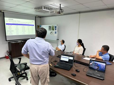 許端益 - 在航空專業簡報上向專家做相關簡報說明