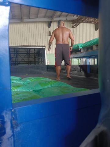 婕玲-提供載貨運輸服務 飼料、肥料、小物件、微型搬家 - 