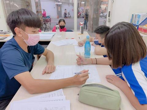 林家禾 - 此為在補習班擔任輔導老師時的側拍照