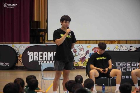 提供刮痧后服務的專家楊閔勛