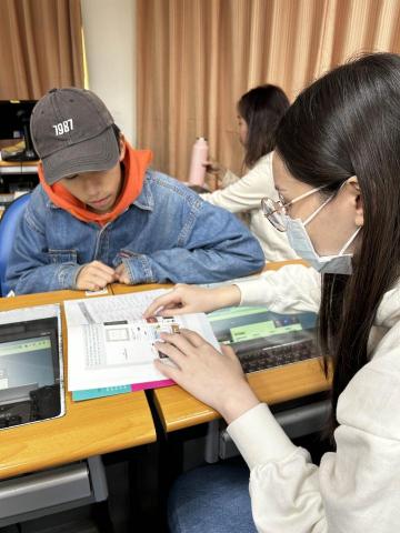 鄭䅍翊 - 在校輔導韓文