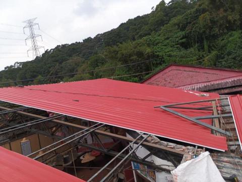 唐先生 - 淡水餐廳石棉瓦拆除更換新板過程