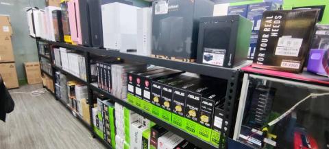 霐道電腦 - 各式顯示卡、主機板以及機殼展示