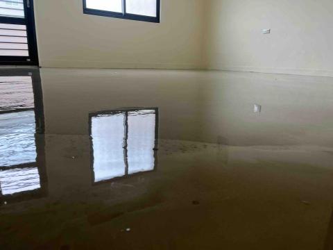 喨騰有限公司 - 香山全室整平。施作快。底污染牆面。