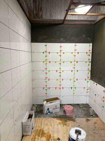 楊文皓 - 廁所20*40壁磚施工中照