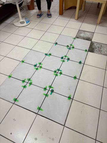 楊文皓 - 客廳30*30止滑地磚施工中