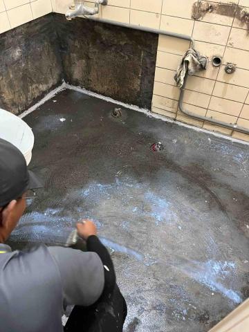 楊文皓 - 廁所滲透底漆第一道塗布