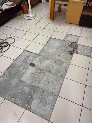 楊文皓 - 客廳地磚空鼓打除施工中