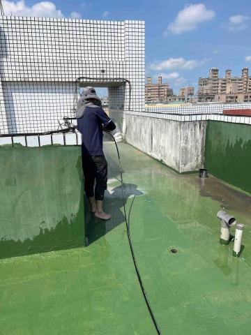 楊文皓 - 屋頂清洗施工中