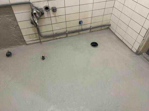 楊文皓 - 廁所地面角隅位置pu膠加強和兩道彈泥塗刷完成照