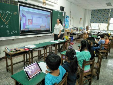 壹零老師 - 擁有三年國小教學經驗，包含兩年帶班(低年級)以及一年代課(1-6年級皆有經驗)，在教學過程中深受學生喜愛。我善於觀察每位學生的個別需求，並設計量身打造的差異化教學方案，以實現因材施教的教育理念。課堂中，我注重啟發學生的學習興趣，營造愉快且高效的學習氛圍，讓每位學生都能在適合自己的節奏中成長與進步。