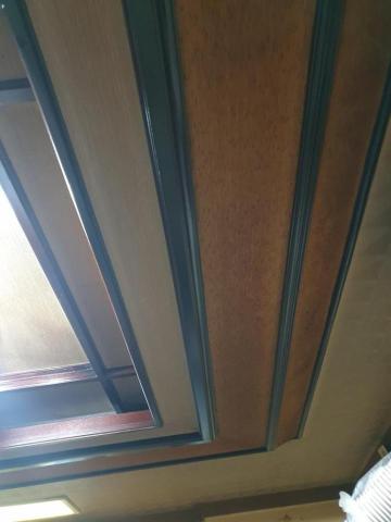 官先生 - 壁紙的好處是，當它經過歲月累積雖會泛黄，但壁紙壁布的圖案依照不變，再配合當時木工裝璜的搭配所呈現的格調依舊不變! 這是我的作品超過30年了，風華仍存!