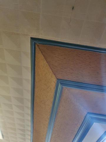 官先生 - 壁紙的好處是，當它經過歲月累積雖會泛黄，但壁紙壁布的圖案依照不變，再配合當時木工裝璜的搭配所呈現的格調依舊不變! 這是我的作品超過30年了，風華仍存!