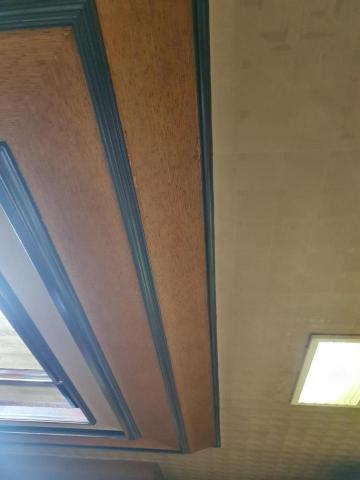 官先生 - 壁紙的好處是，當它經過歲月累積雖會泛黄，但壁紙壁布的圖案依照不變，再配合當時木工裝璜的搭配所呈現的格調依舊不變! 這是我的作品超過30年了，風華仍存!