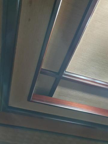 早年接受專業學徒訓練有成，近幾年成立個人工作室 - 壁紙的好處是，當它經過歲月累積雖會泛黄，但壁紙壁布的圖案依照不變，再配合當時木工裝璜的搭配所呈現的格調依舊不變! 這是我的作品超過30年了，風華仍存!