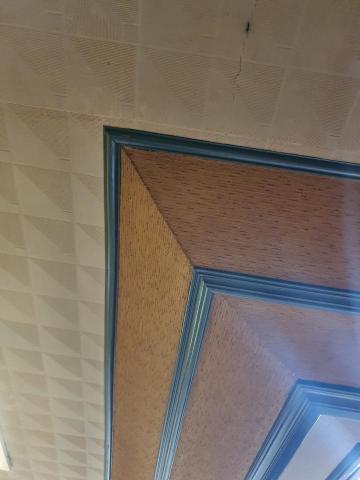 早年接受專業學徒訓練有成，近幾年成立個人工作室 - 壁紙的好處是，當它經過歲月累積雖會泛黄，但壁紙壁布的圖案依照不變，再配合當時木工裝璜的搭配所呈現的格調依舊不變! 這是我的作品超過30年了，風華仍存!