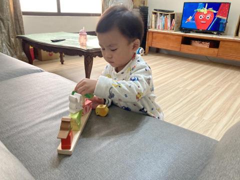 珊珊嬰幼童課程與家政服務 - 跟老二玩疊積木