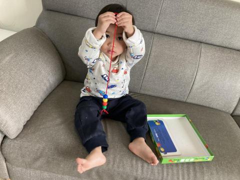 珊珊嬰幼童課程與家政服務 - 跟老二玩串珠