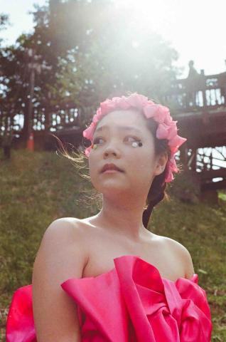 Chloe - ：「在年輕的歲月，盡情的綻放、閃耀，並向夢想及自由展翅高飛。」
_

In your young years, bloom and shine as much as you want, and spread your wings toward dreams and freedom.✨???
_

Photo by @Chloe Liu